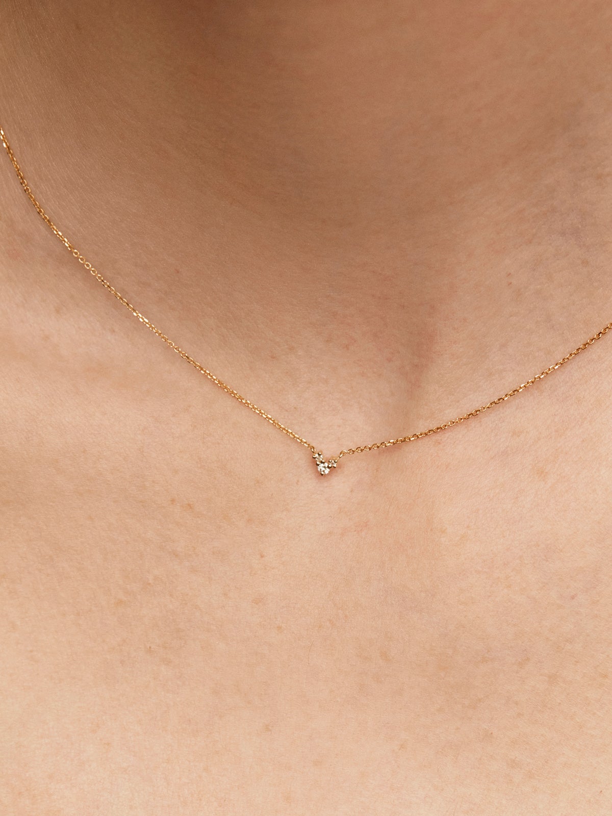 Colgante de oro amarillo de 18K con tres diamantes