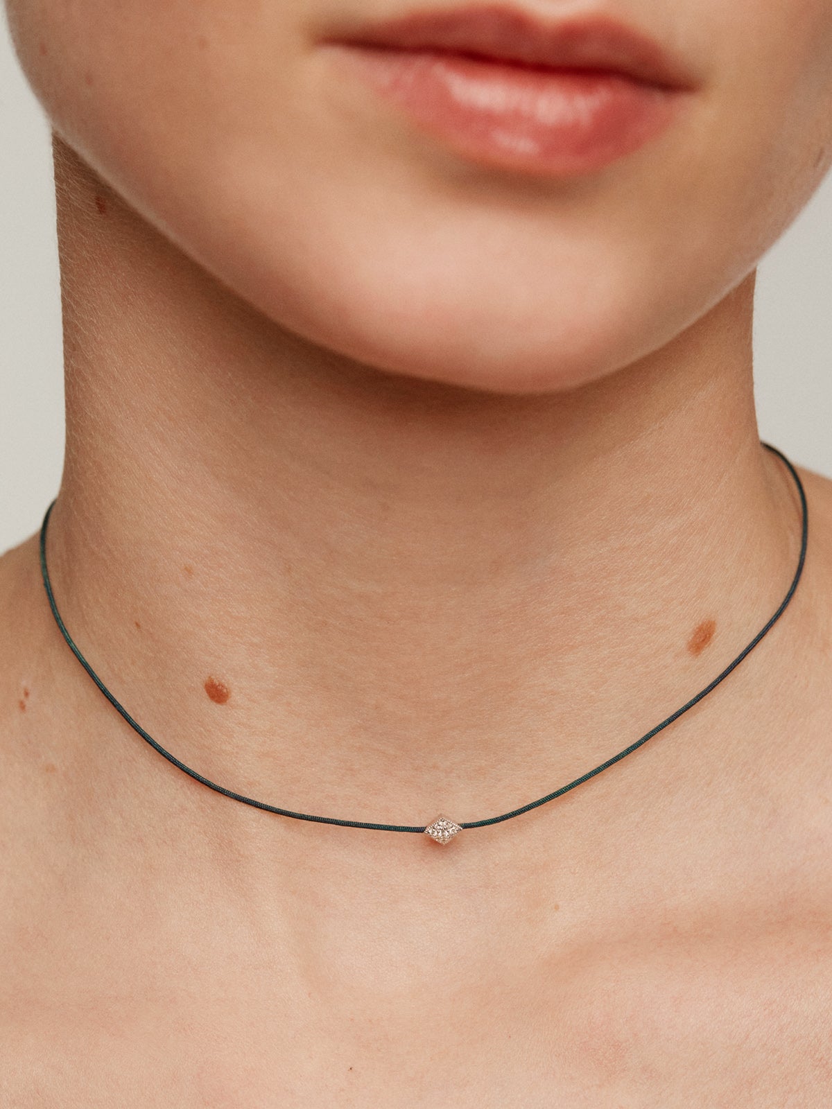 Collar de hilo y oro amarillo de 18K con diamantes