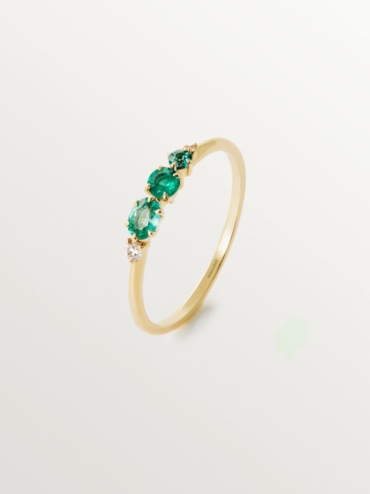 9K yellow gold ring with emeralds and diamonds