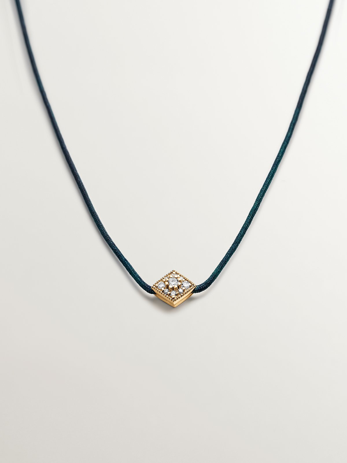 18K yellow gold and thread necklace with diamonds.