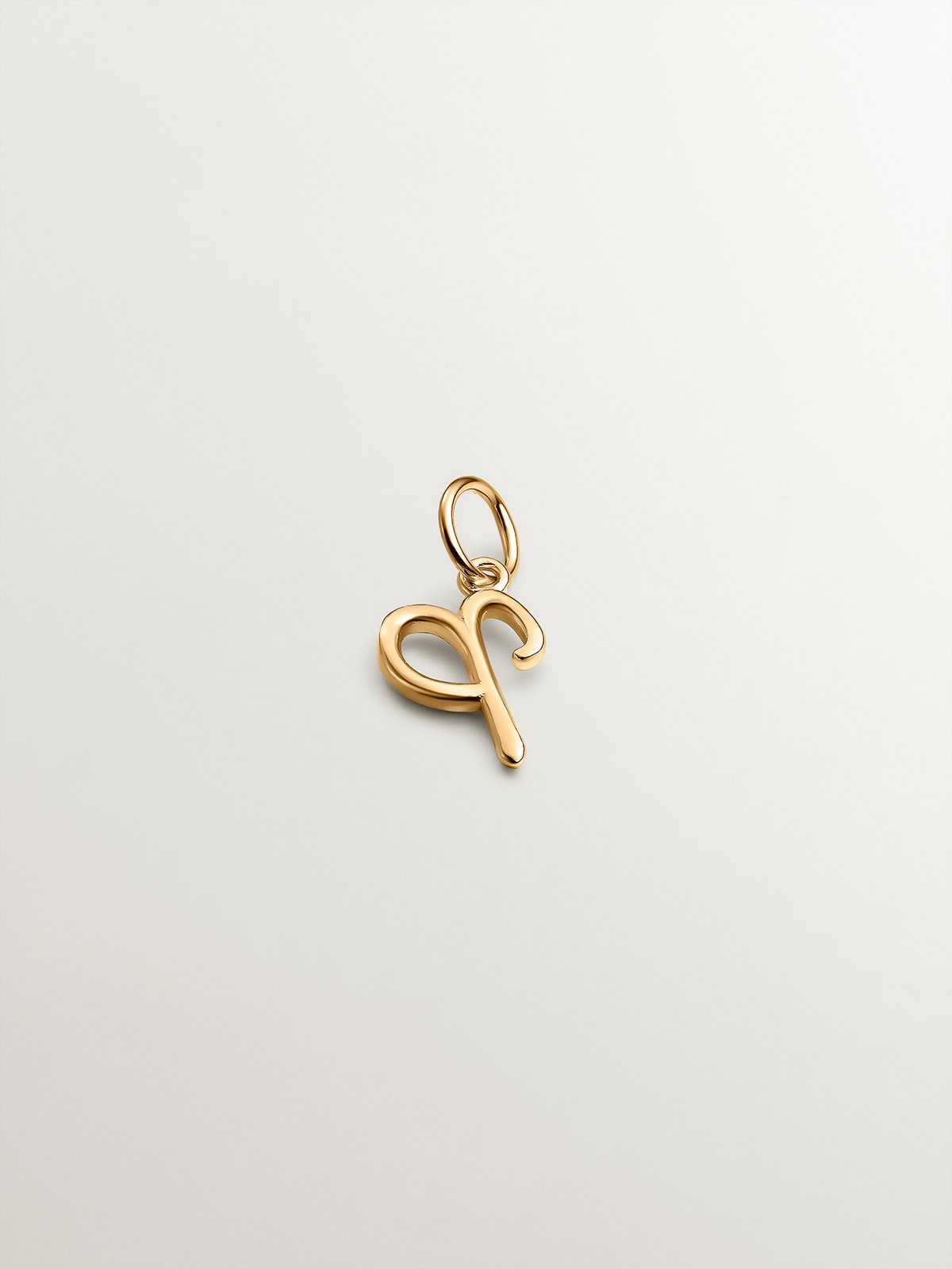 Charm de plata 925 bañada en oro amarillo de 18K con inicial P