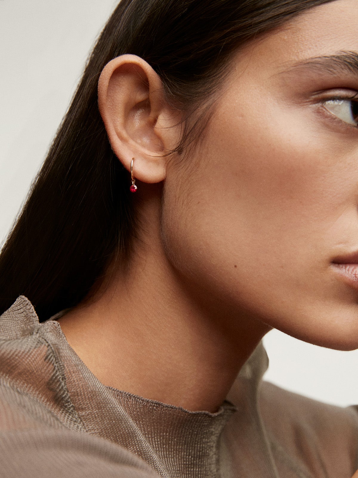 Individual 18K yellow gold hoop earring with ruby.