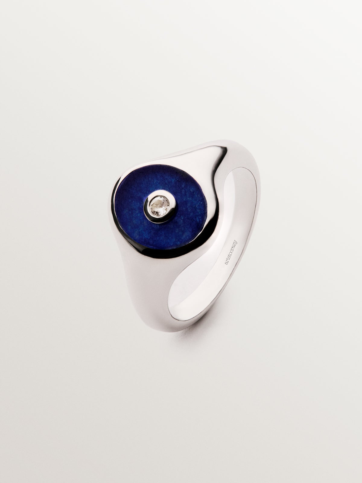 Anillo estilo sello de plata 925 rodiada con jade azul y cuarzo blanco en talla brillante.