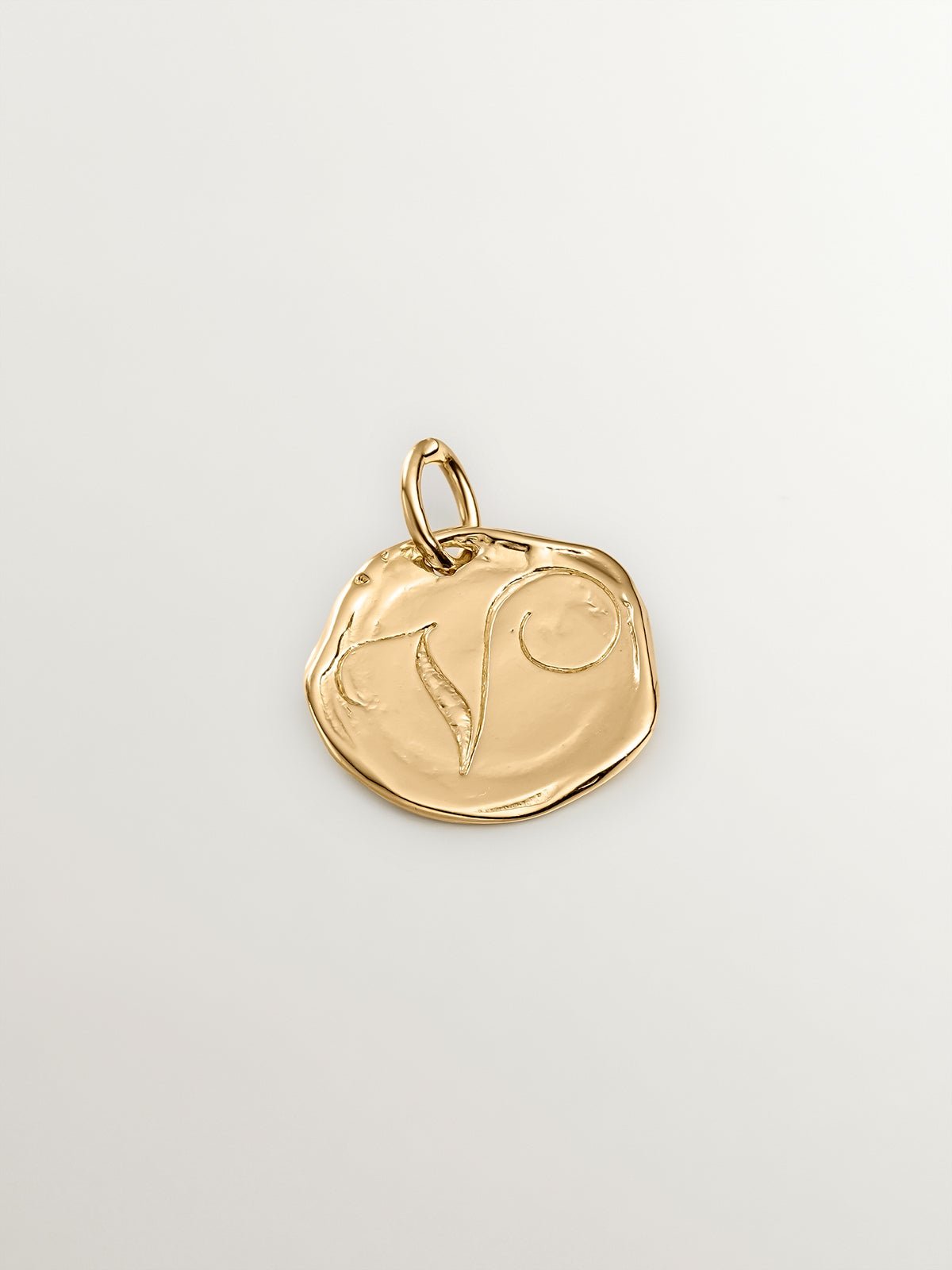 Charm artesanal de plata 925 bañada en oro amarillo de 18K con inicial V