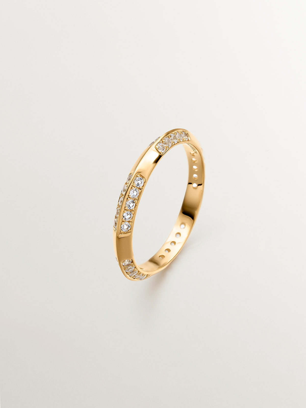 Bague en argent 925 plongée dans de l'or jaune 18K avec des topazes blanches.