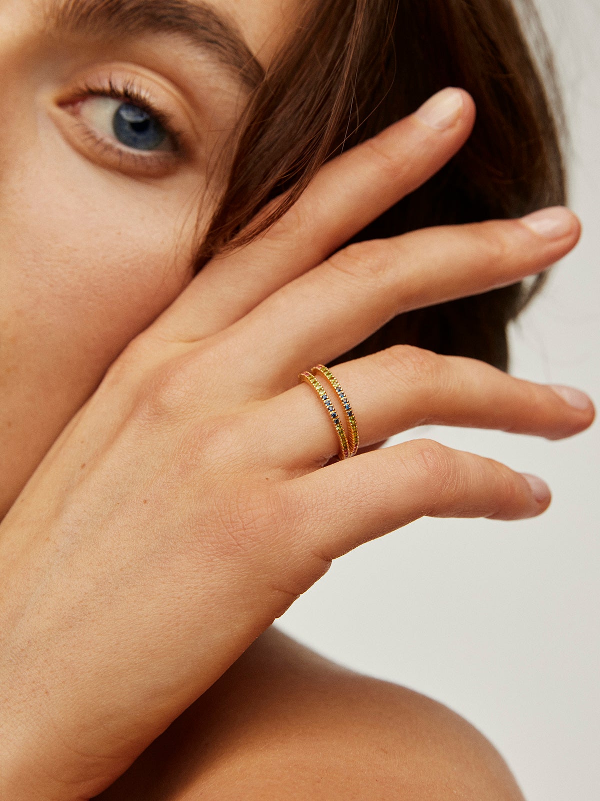 Anillo doble de plata 925 bañada en oro amarillo de 18K con tsavoritas y zafiros multicolor