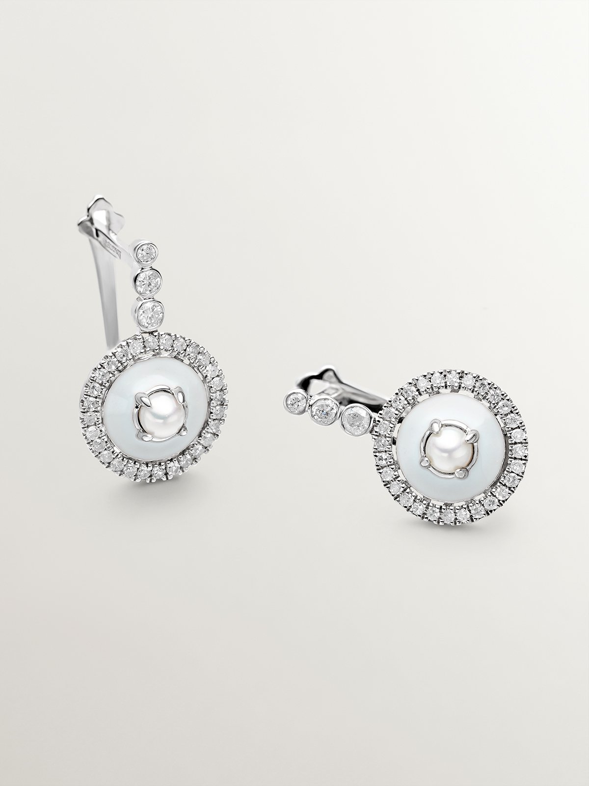 Pendientes de plata 925 y oro blanco de 18K con perlas blancas, diamantes blancos y esmalte gris 