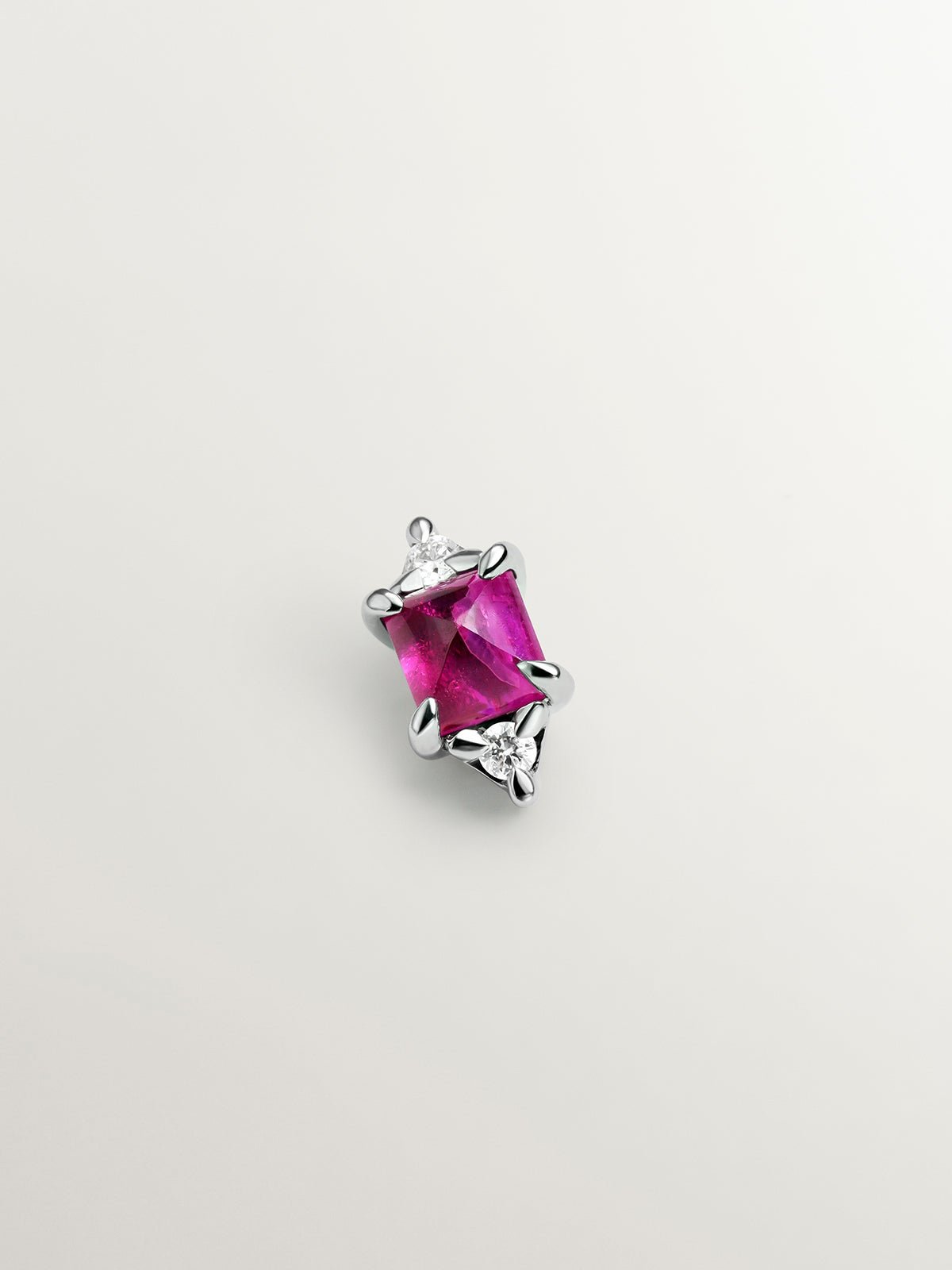 Or blanc 18 carats individuel en attente de diamants rouges et blancs