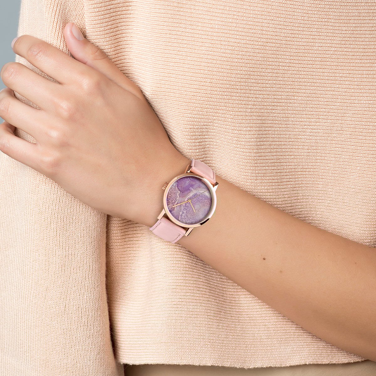Reloj Watercolors con correa de cuero rosa y esfera efecto mármol multicolor