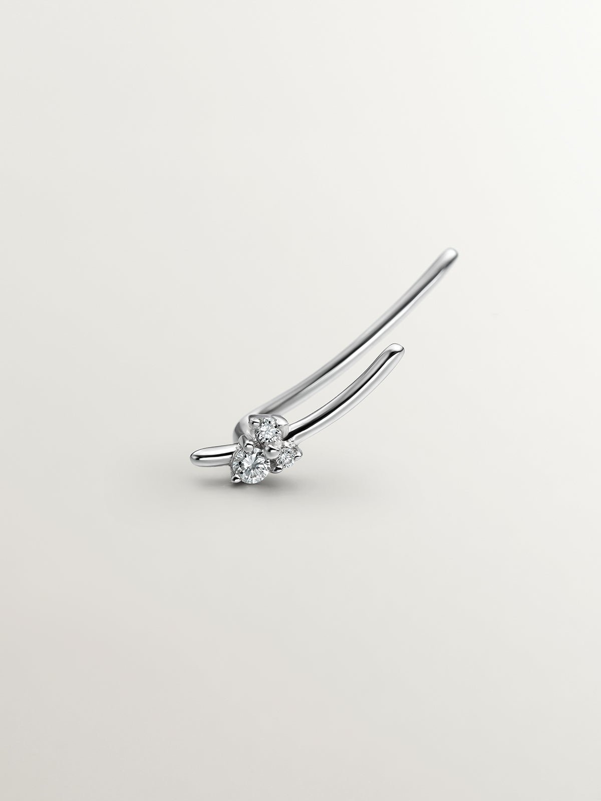Pendiente trepador izquierdo de oro blanco de 9K con diamantes 0,04 cts