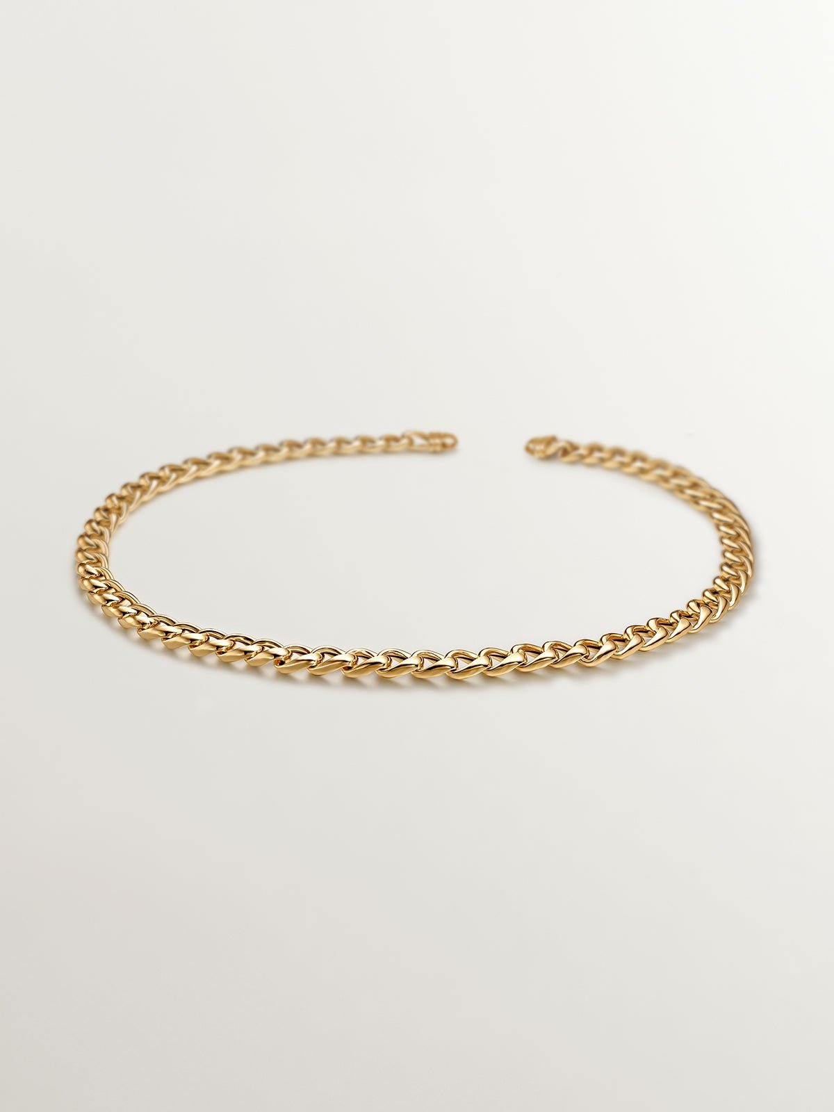 Barbed link chain made of 925 silver, bathed in 18K yellow gold.