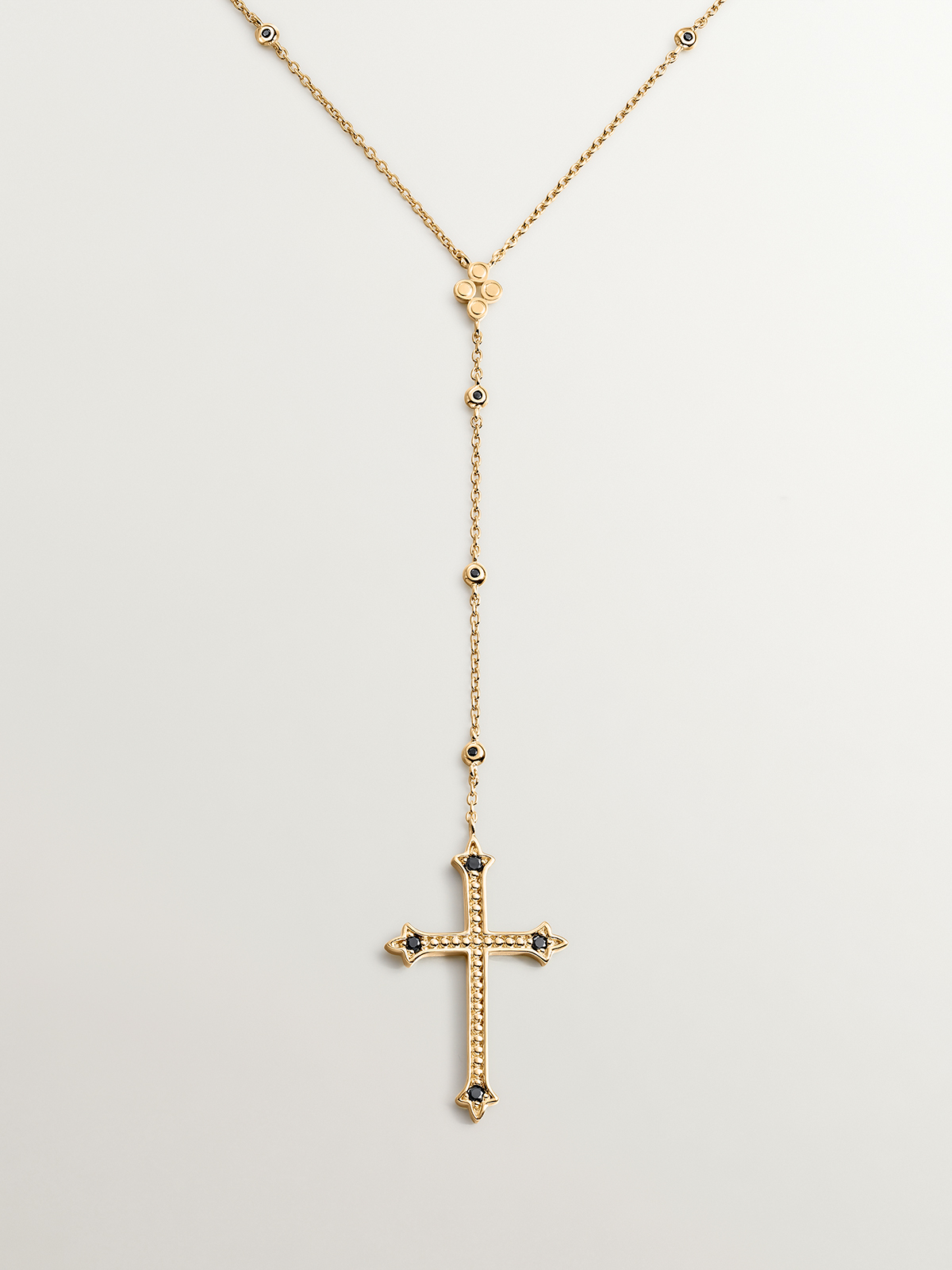 Collier en argent 925 plaqué or jaune 18K avec une grande croix et des spinelles.