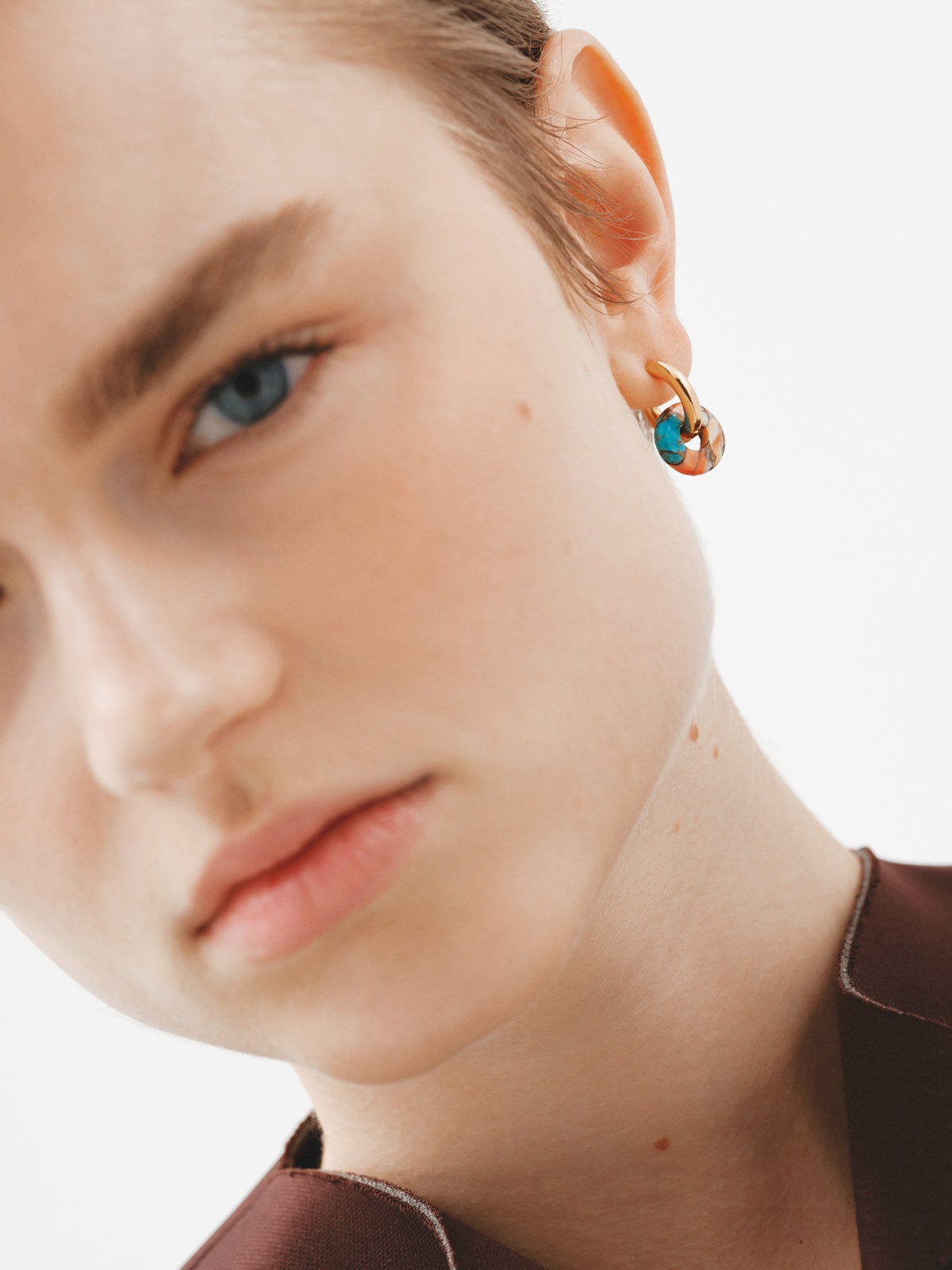 Medium hoop earrings made of 925 silver plated in 18K yellow gold with multicolored turquoise