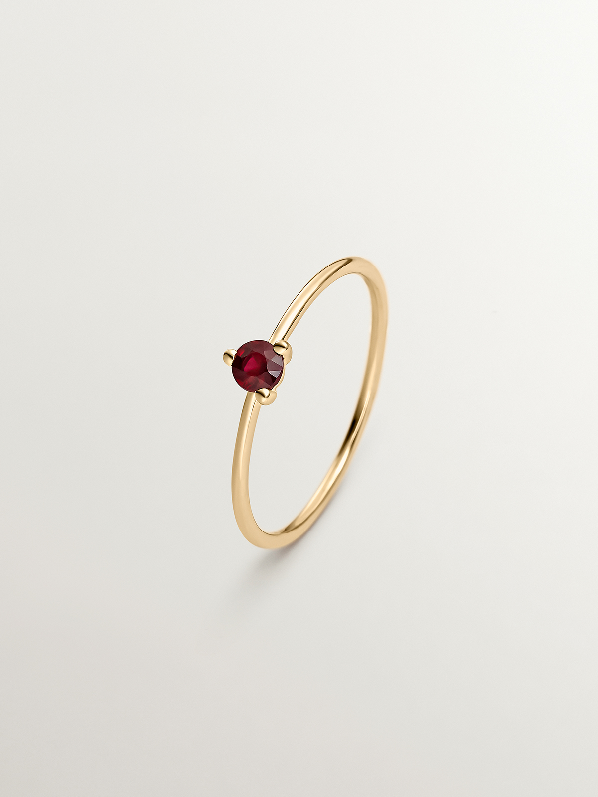 Bague en or jaune 9K avec rubis rouge