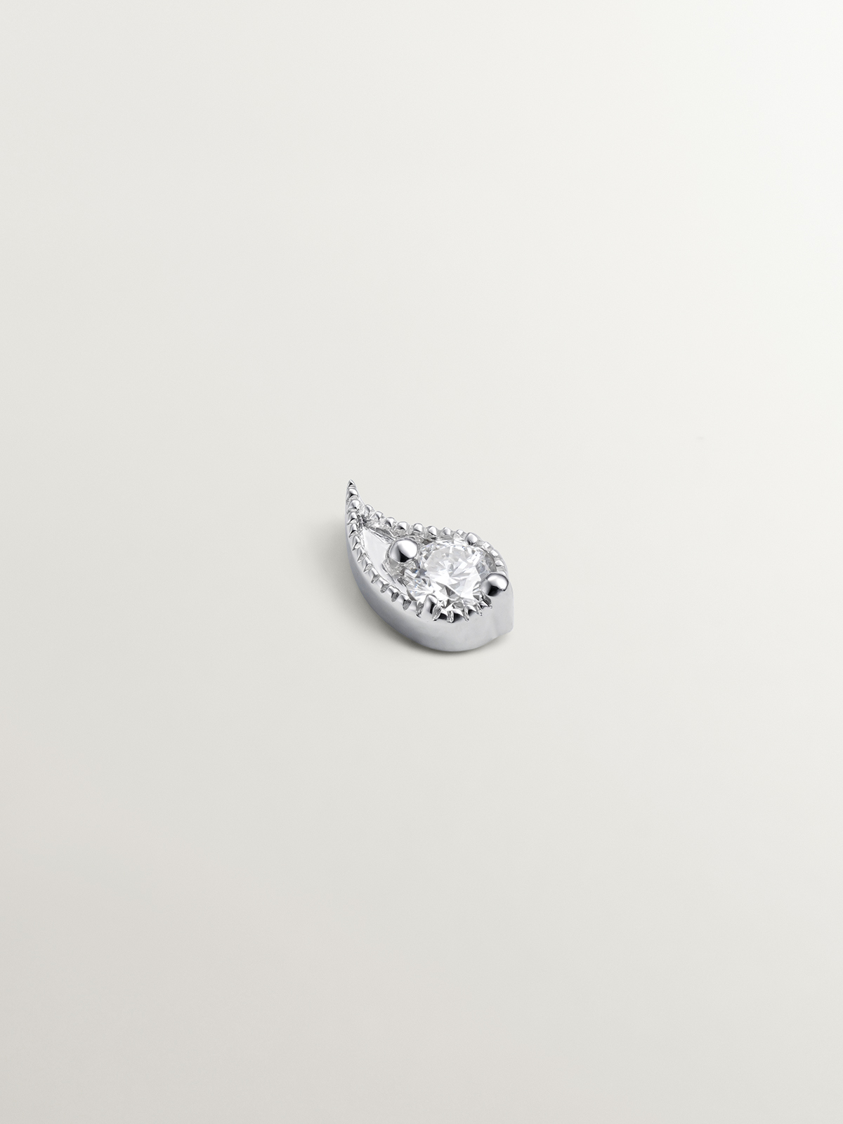 Piercing en or blanc 18K avec des diamants et en forme de goutte.