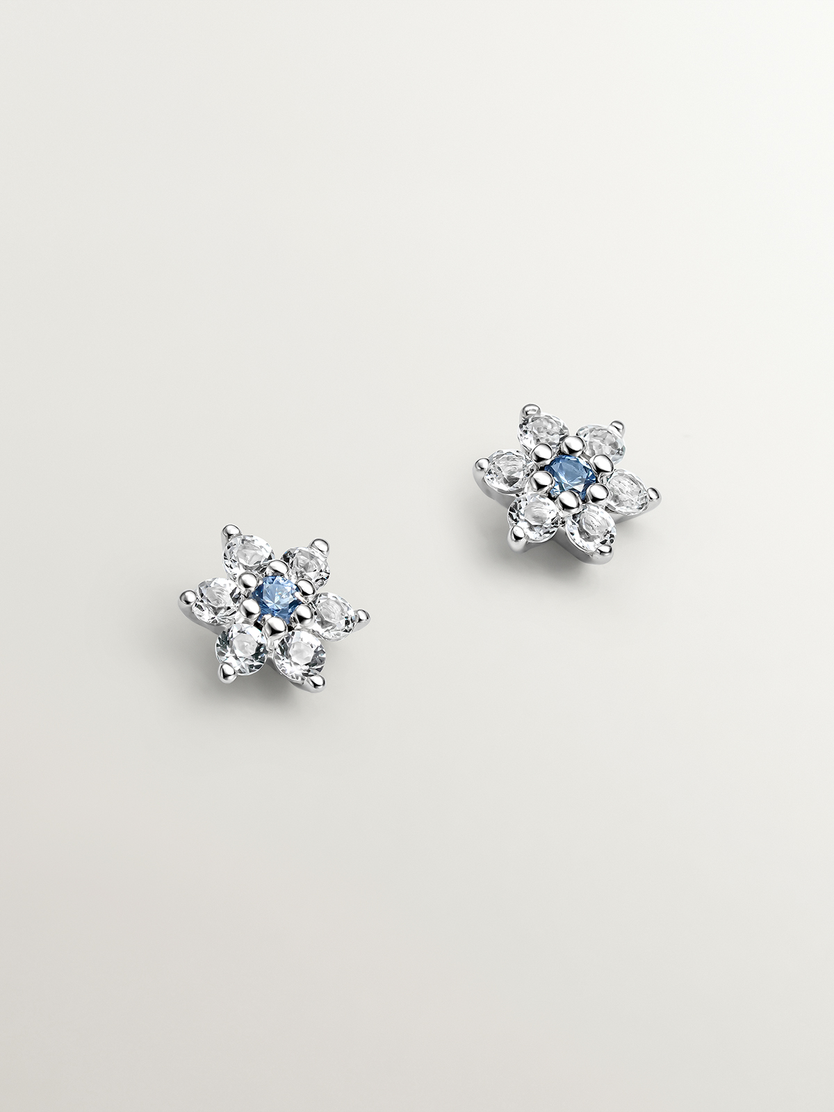 925 Silver earrings in the shape of a flower with sapphire and topaz.