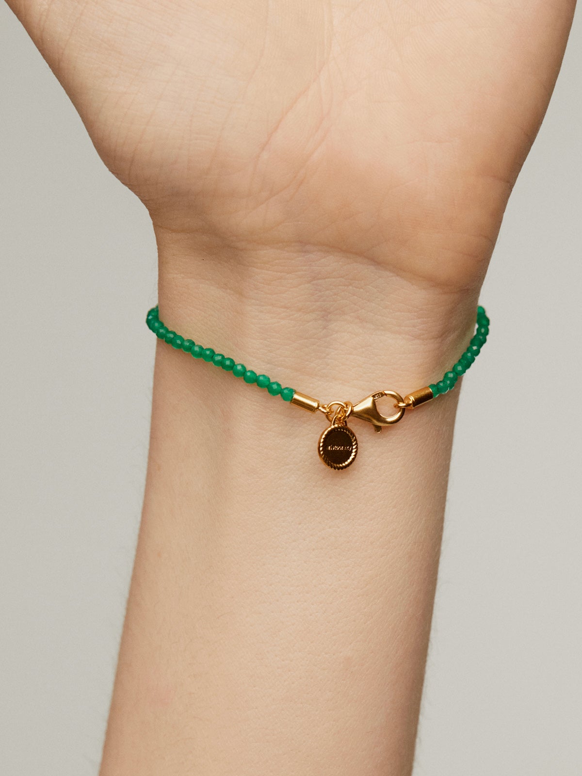 Bracelet en argent 925 plaqué or jaune 18K avec petites boules d'onyx vert.