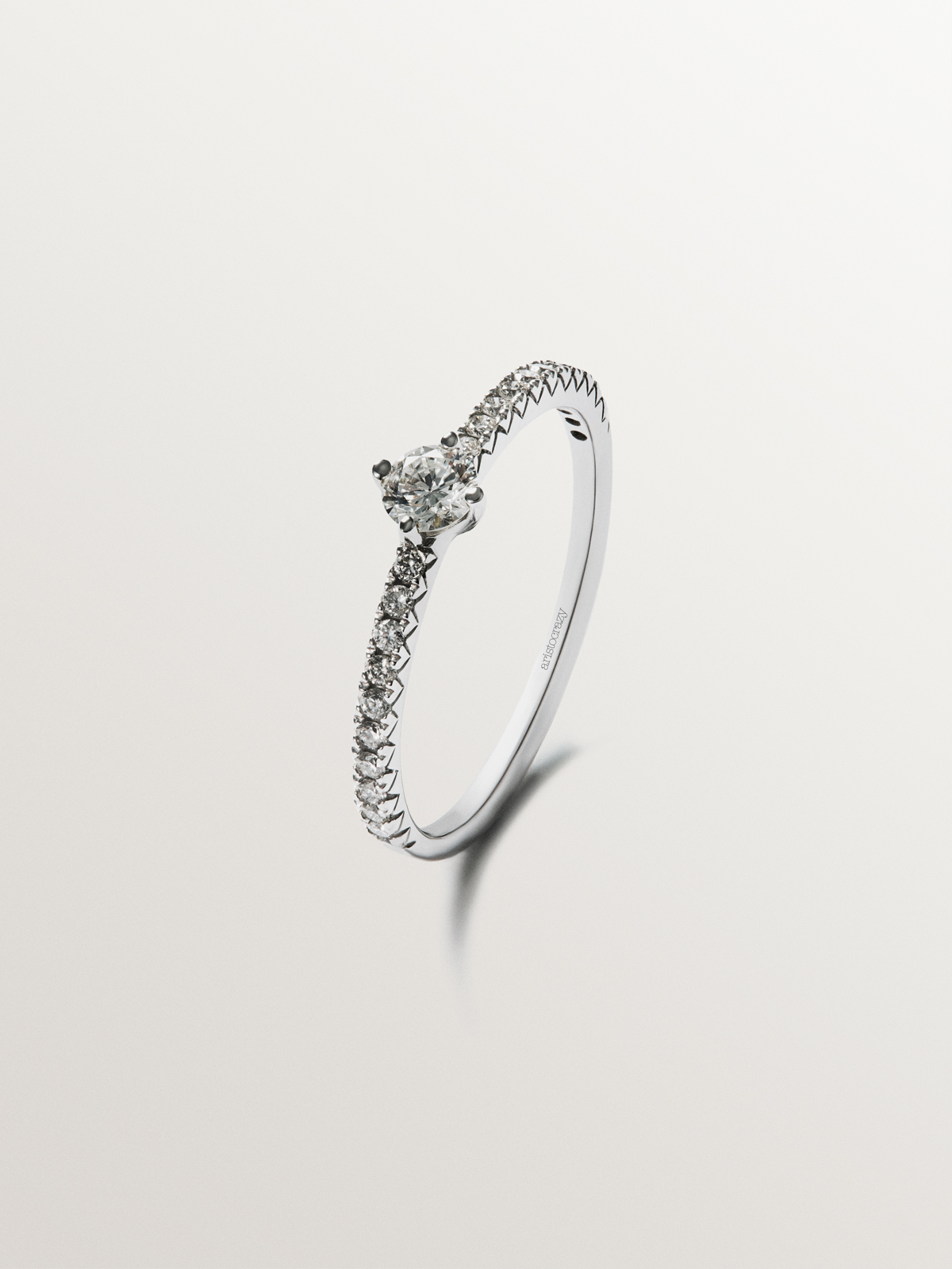 18K white gold ring with diamond arm and central diamond 0.23 cts