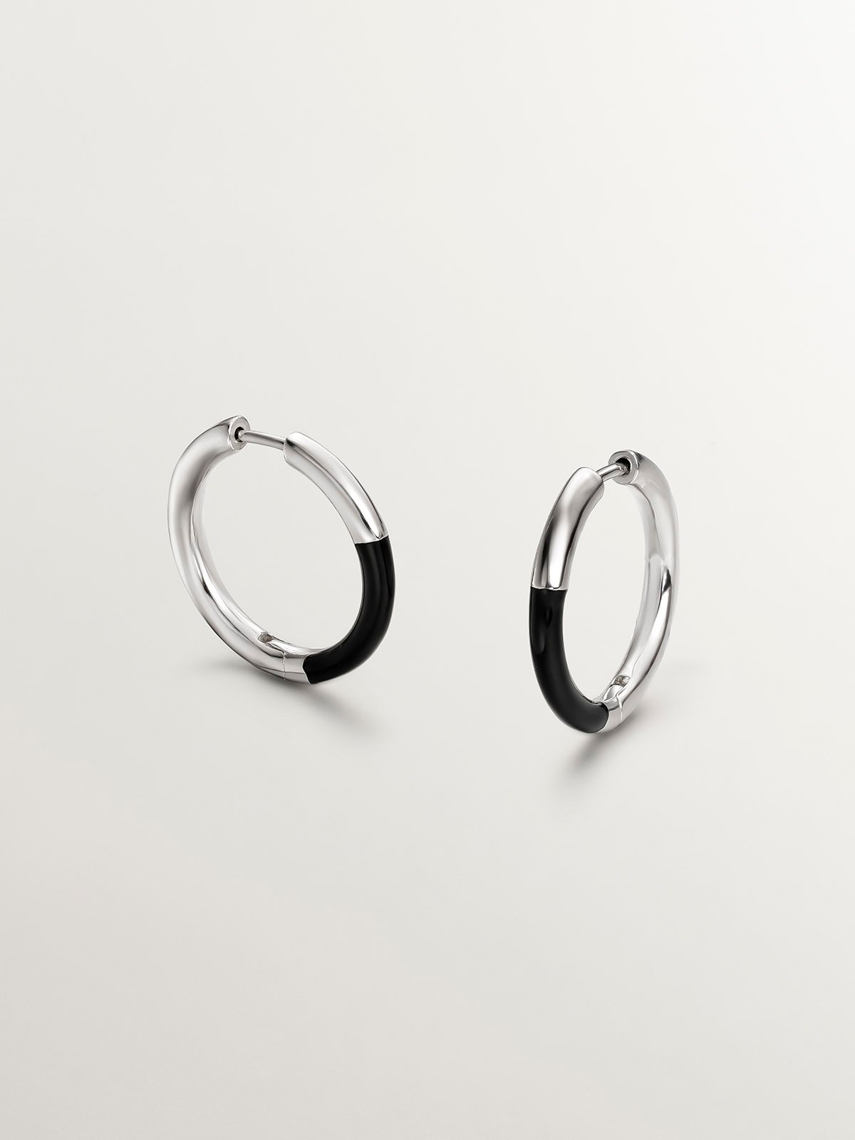 Medium hoop earrings in 925 silver with black enamel.