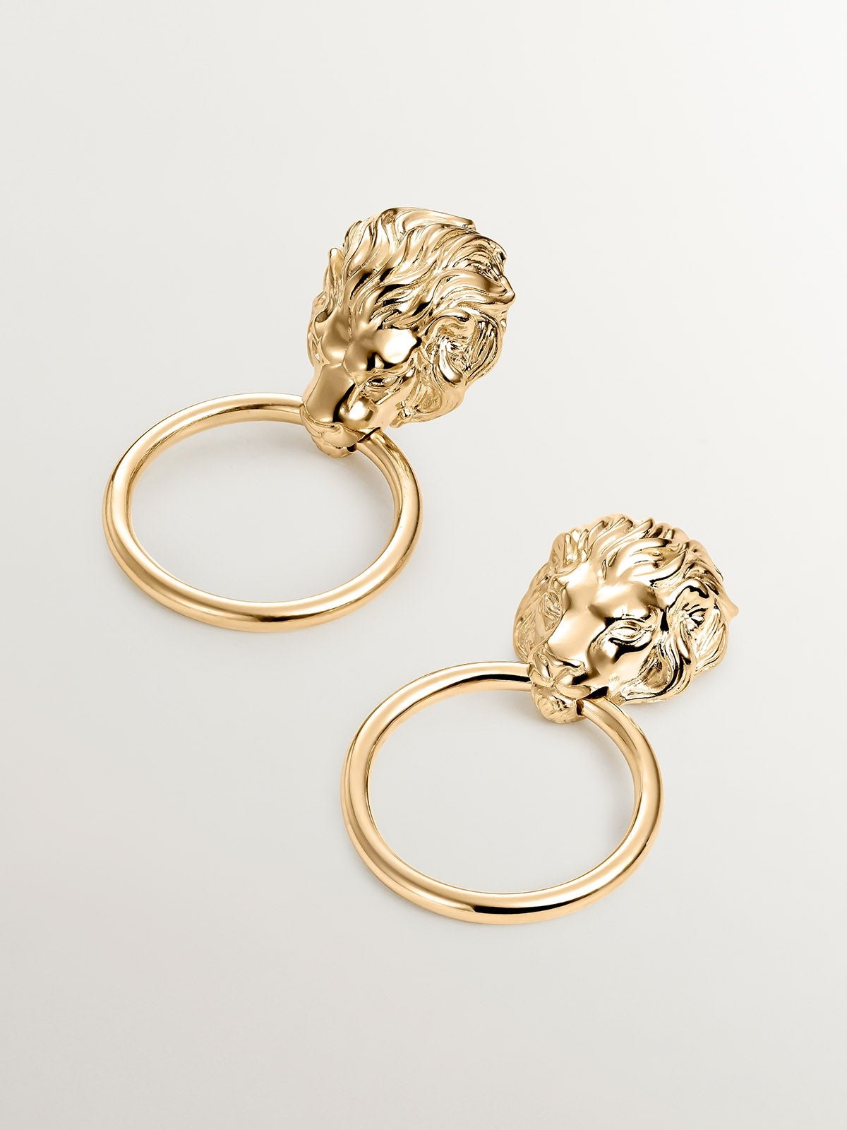 Pendientes de plata 925 bañada en oro amarillo de 18K con aro y cabeza de león