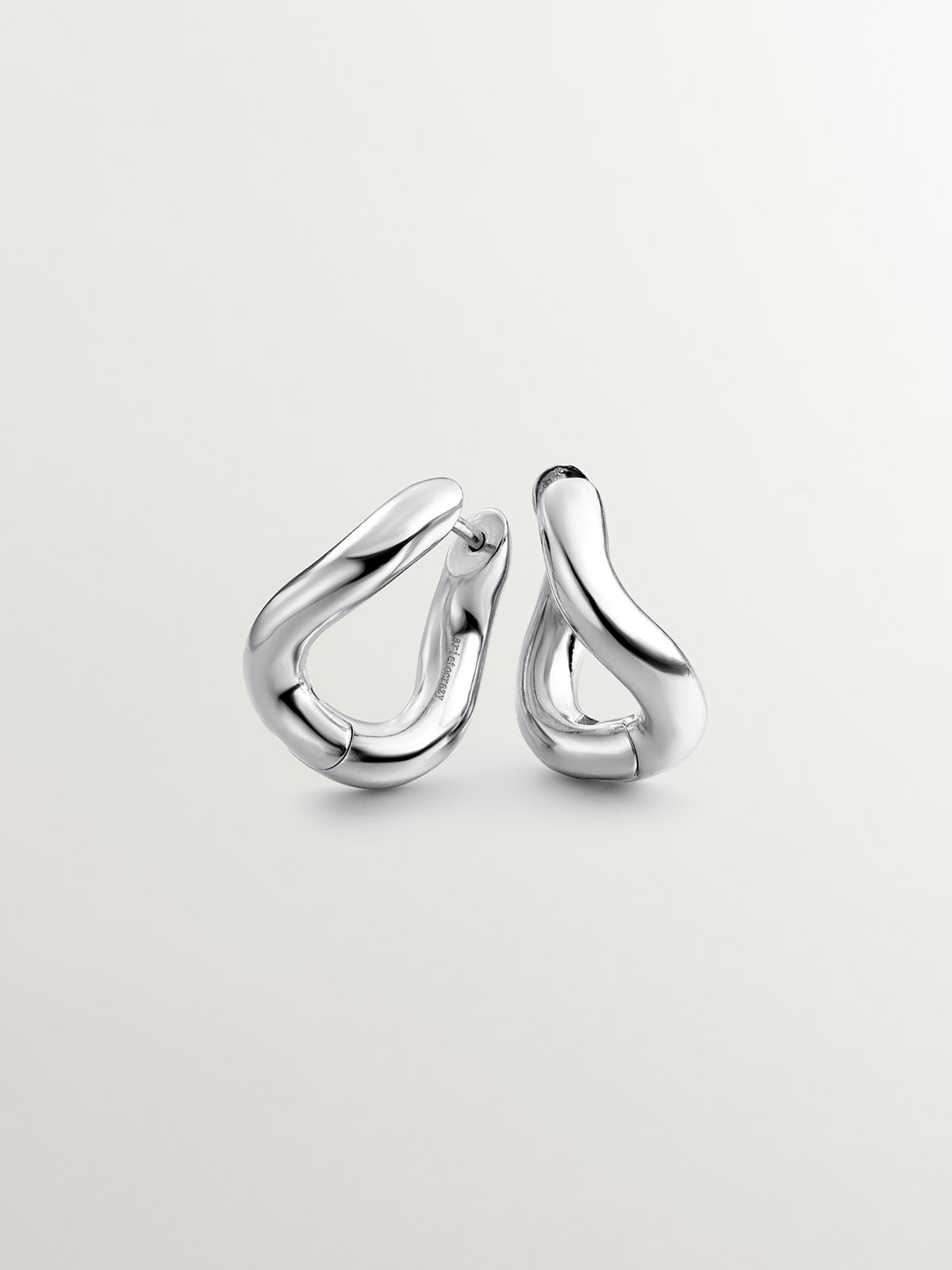 Medium thick 925 silver hoop earrings with a wavy shape.