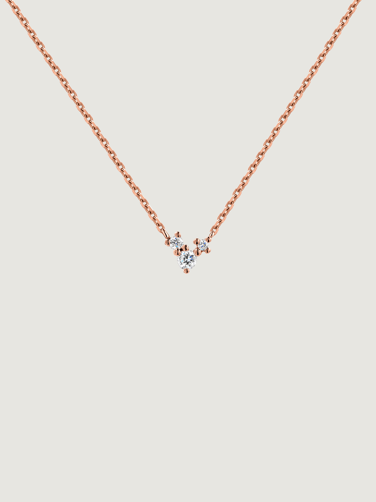 Colgante de oro rosa de 9K con triple diamante
