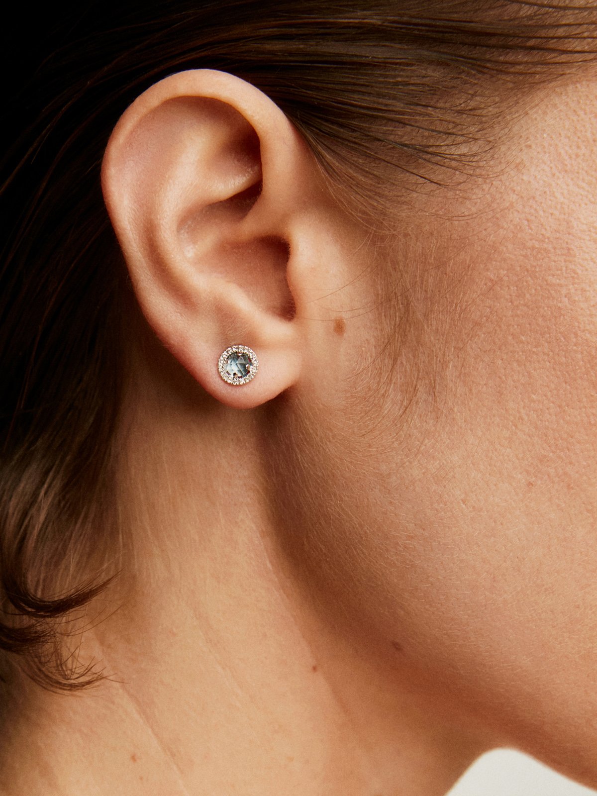 Boucles d'oreilles en argent 925 avec topaze bleue de 0,82 cts et bordure de saphirs blancs.