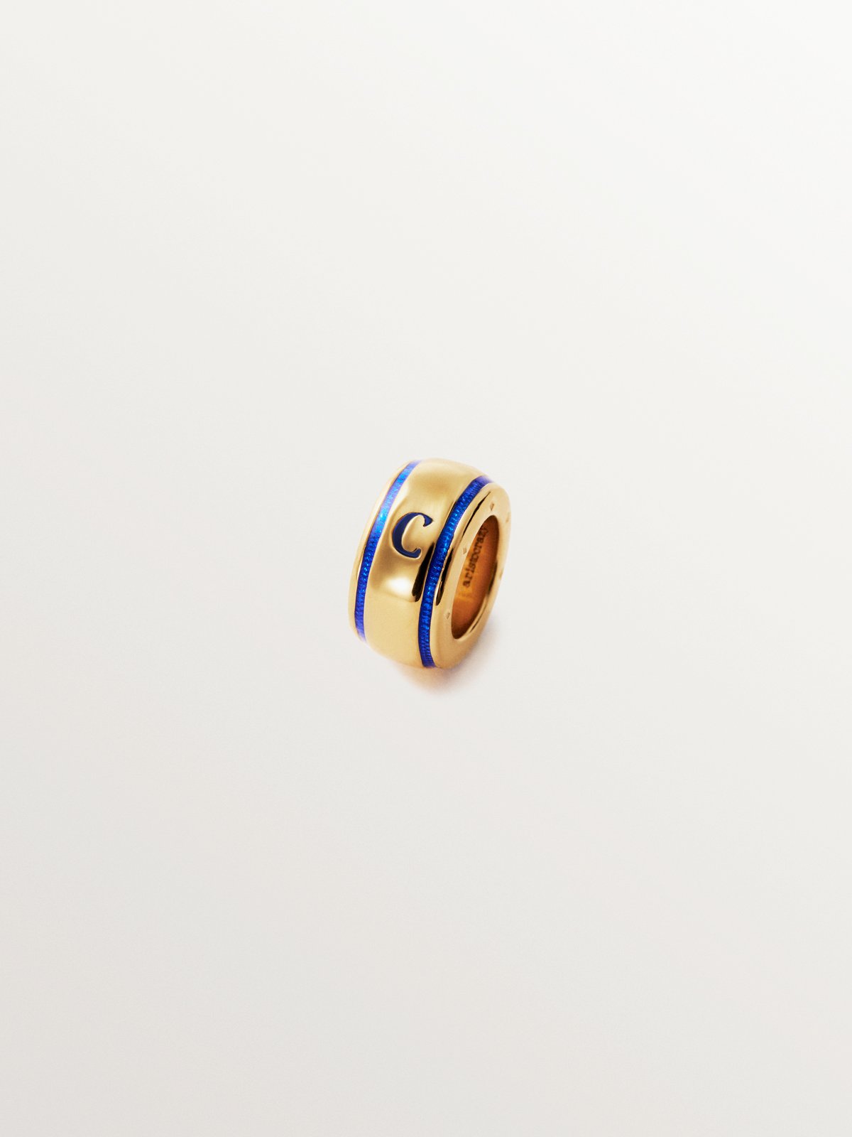Charm con inicial C de plata 925 bañada en oro amarillo de 18K y esmalte azul con forma circular