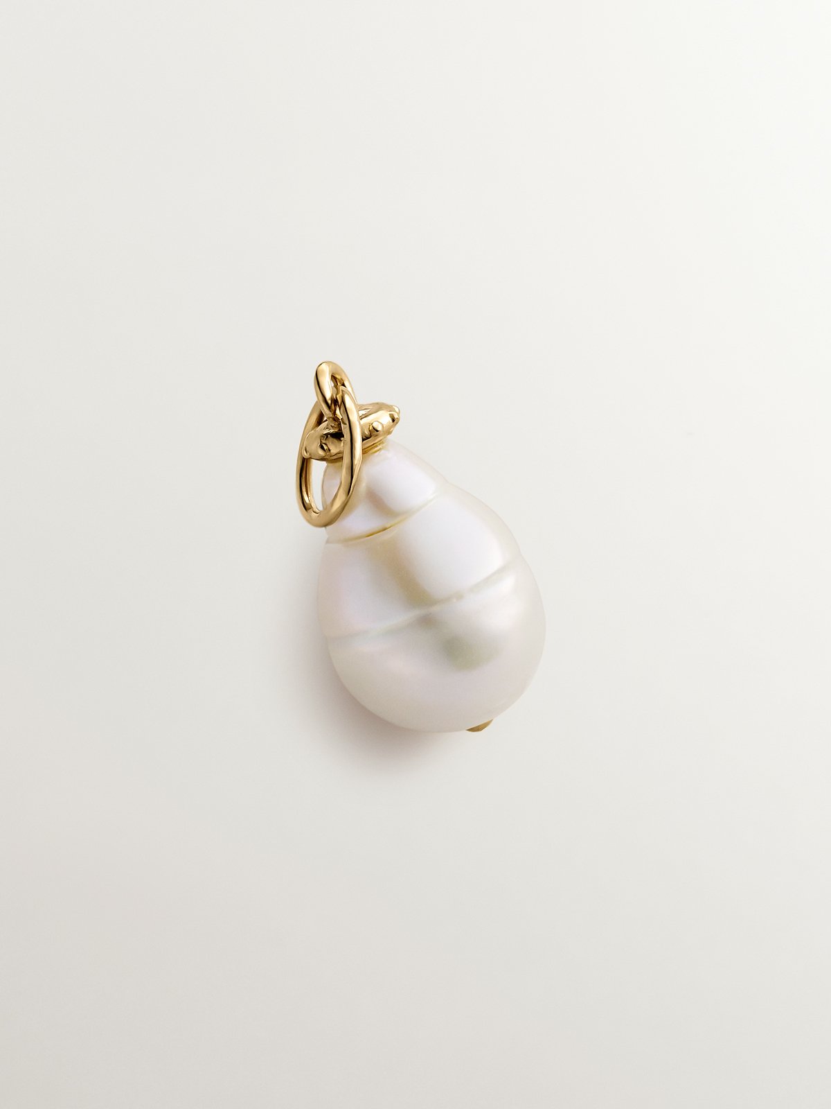 18K yellow gold-plated 925 silver charm with pearl.