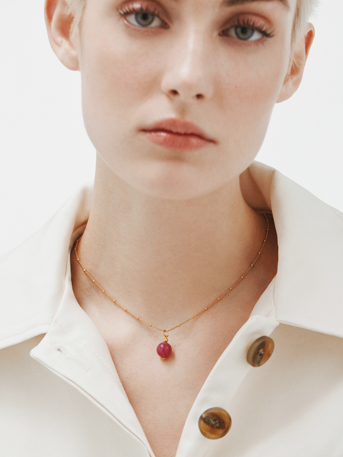 Charme de jade rouge avec 925 anneau en argent baigné en or jaune 18 carats