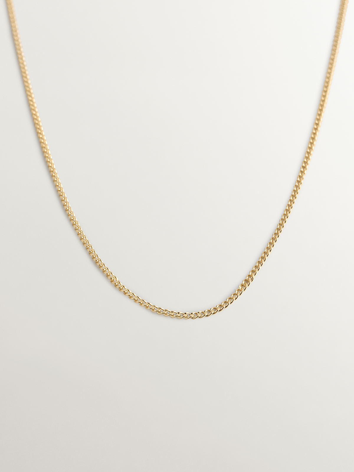 Cadena fina de eslabones barbados de oro amarillo de 9K