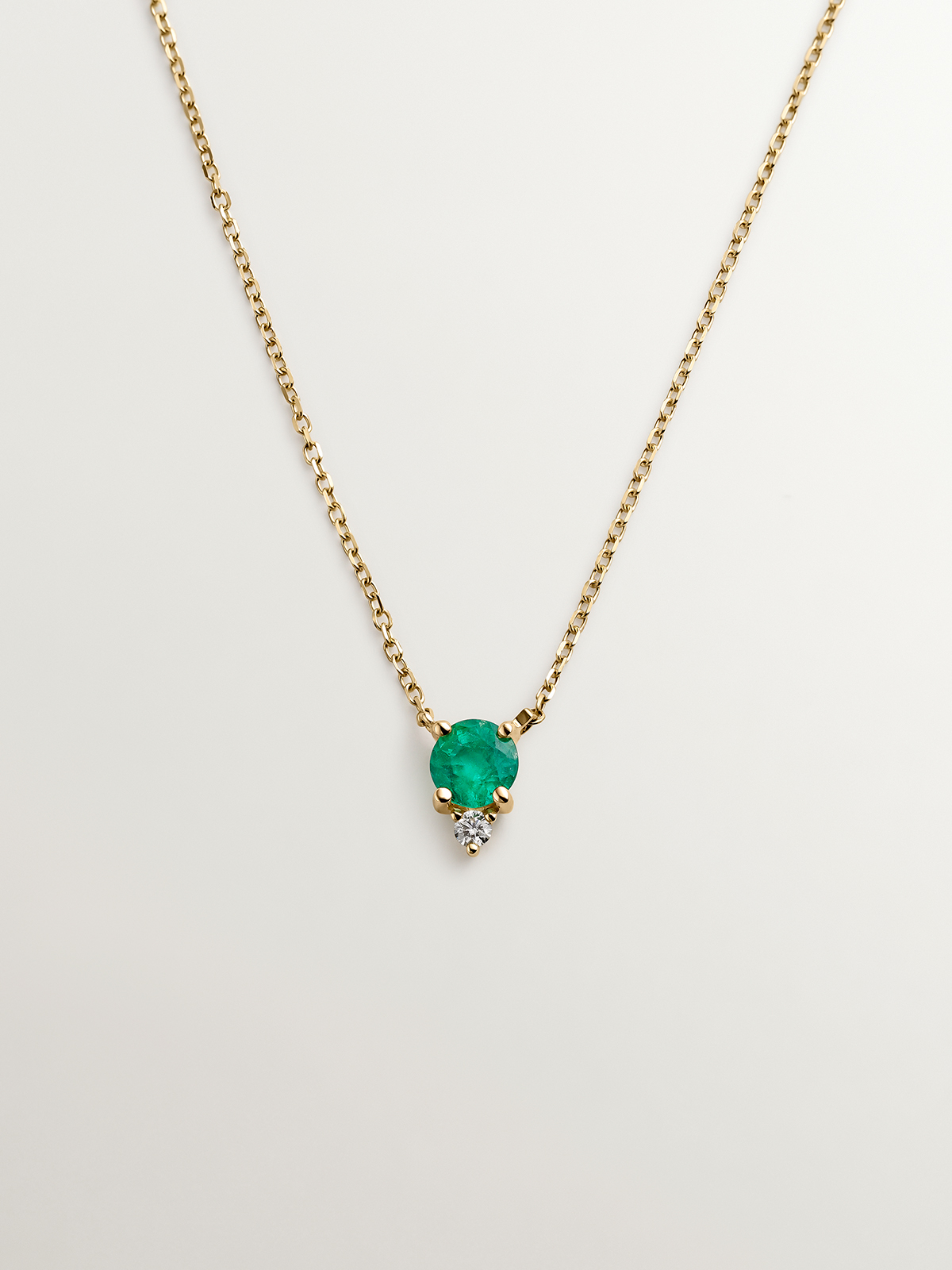 Colgante de oro amarillo de 9K con esmeralda