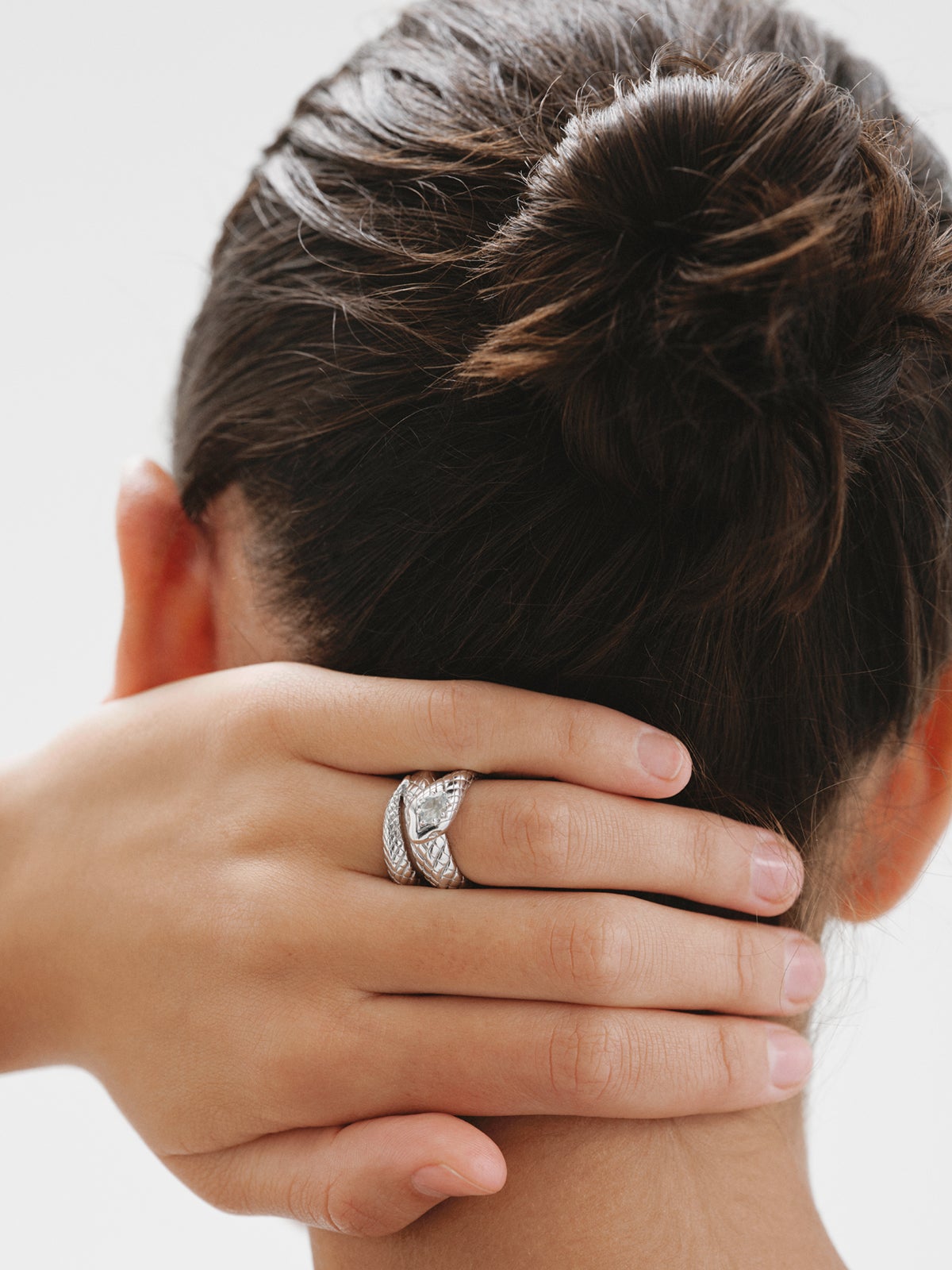 Anillo ancho de plata 925 con forma de serpiente y topacio y zafiros blancos