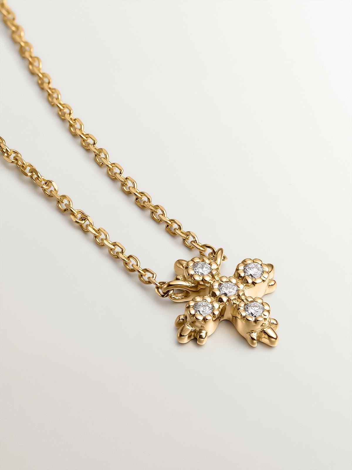 Colgante de oro amarillo de 18K con cruz de diamantes