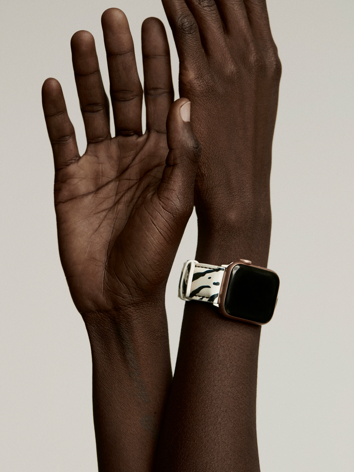 Correa para Apple Watch de cuero con estampado de cebra blanco y negro