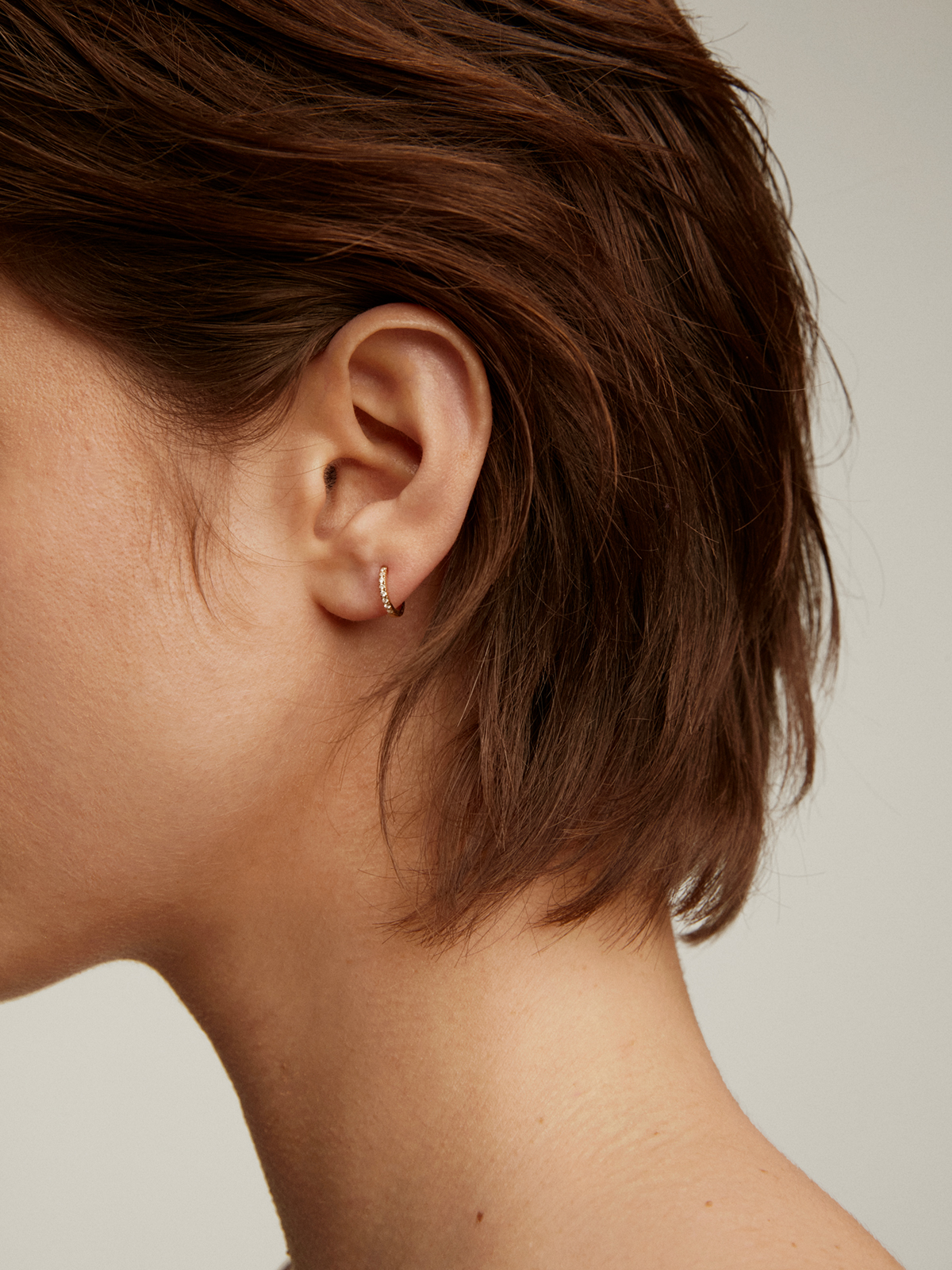 Individual 18K yellow gold hoop earring with diamonds