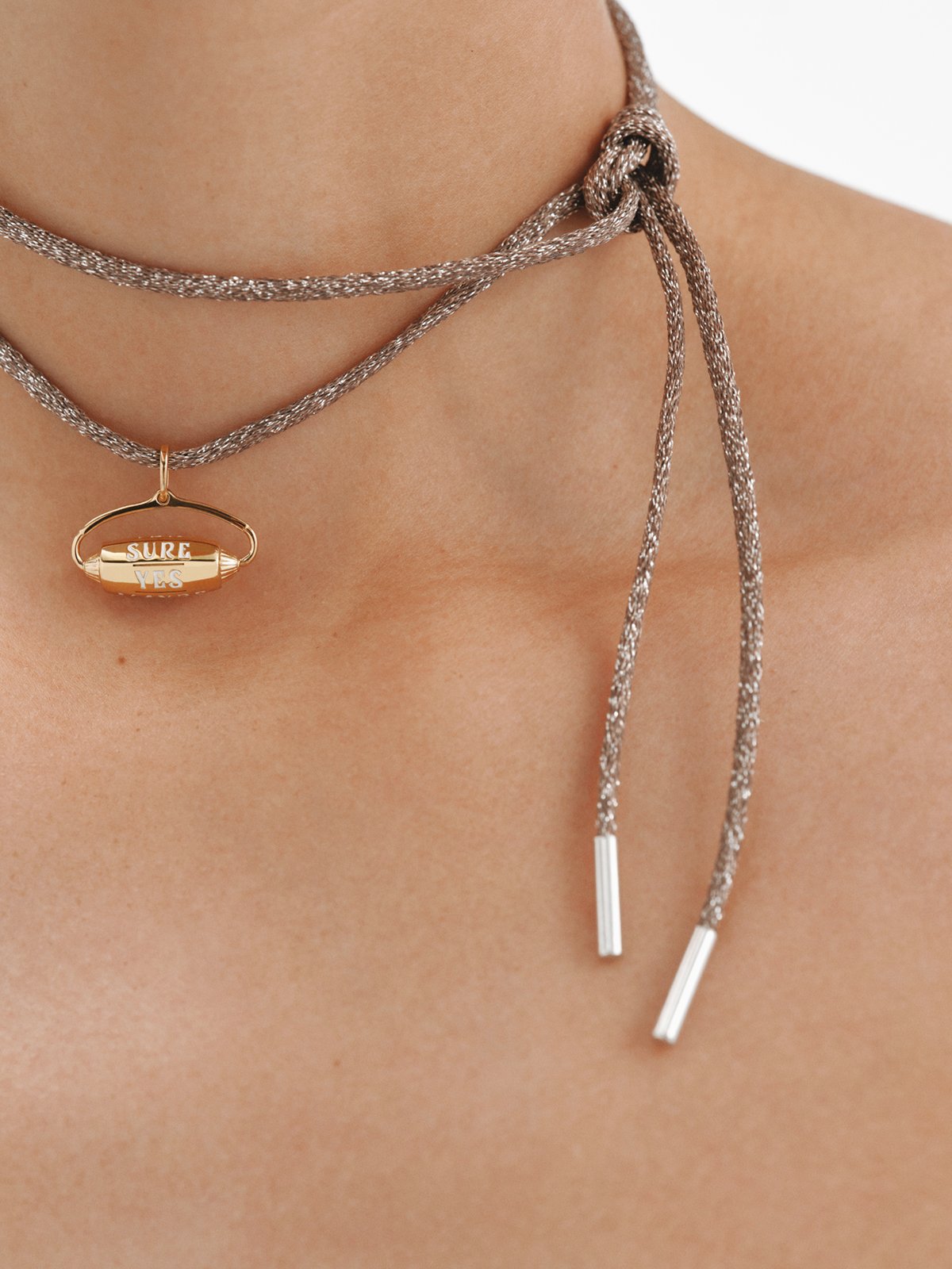 Breloque en argent 925 plaqué or 18 carats avec un porte-bonheur émaillé blanc