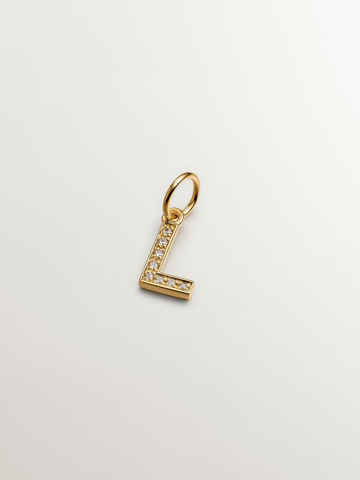 Charm de plata 925 bañada en oro amarillo de 18K y topacios blancos inicial L