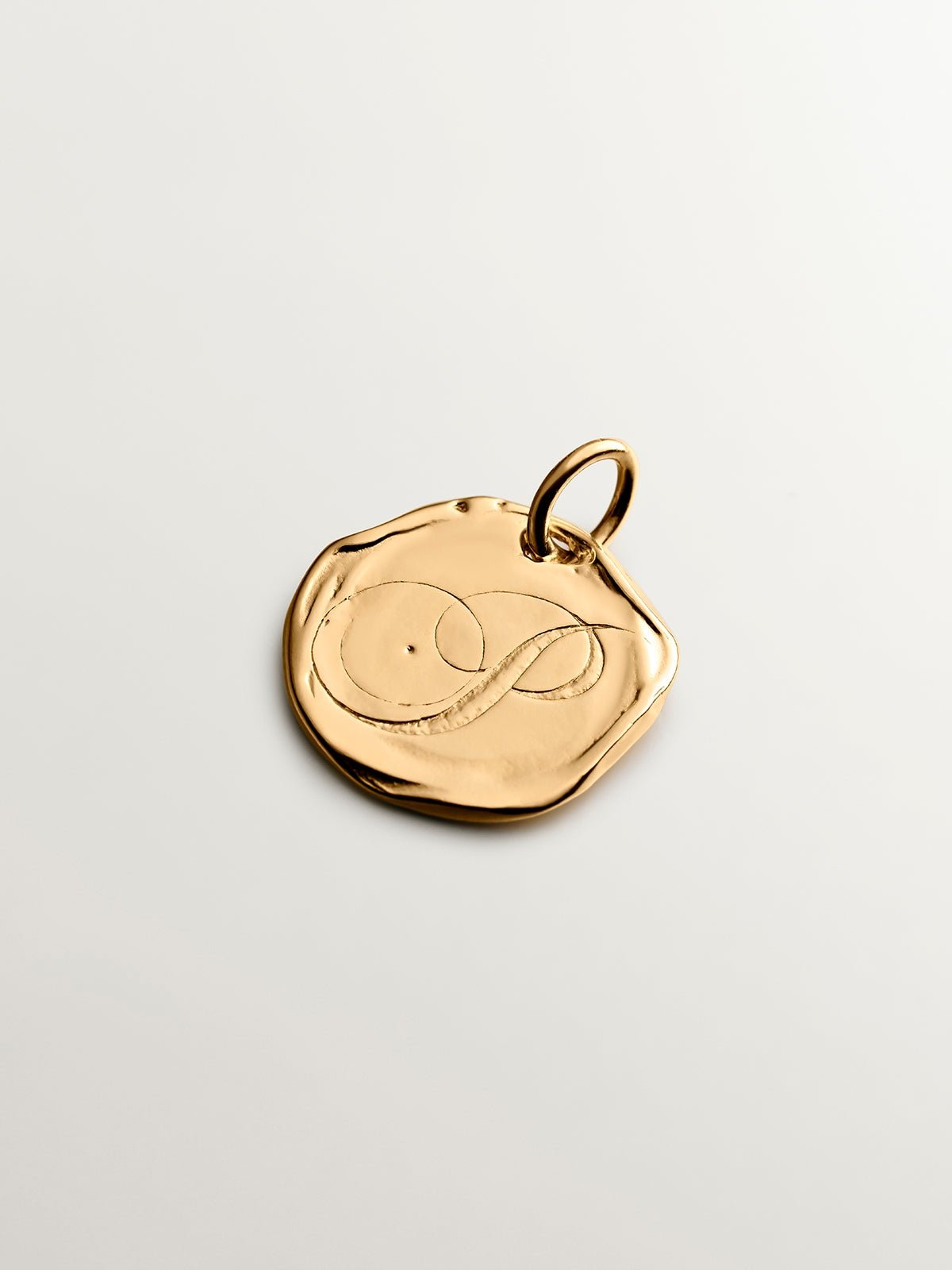 Charme artisanal en argent 925 plaqué en or jaune 18K avec initiale P