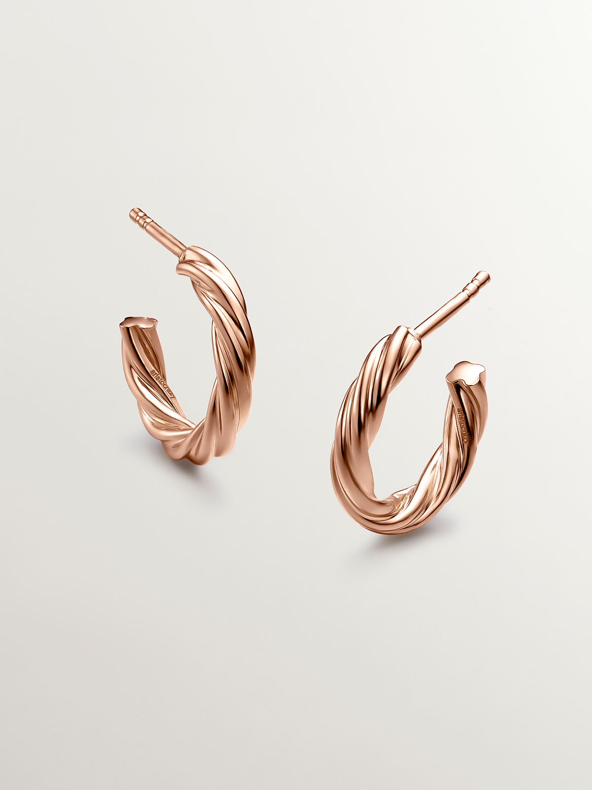 Medium-sized hoop earrings made from 925 silver, bathed in 18K rose gold with a textured gallon finish.