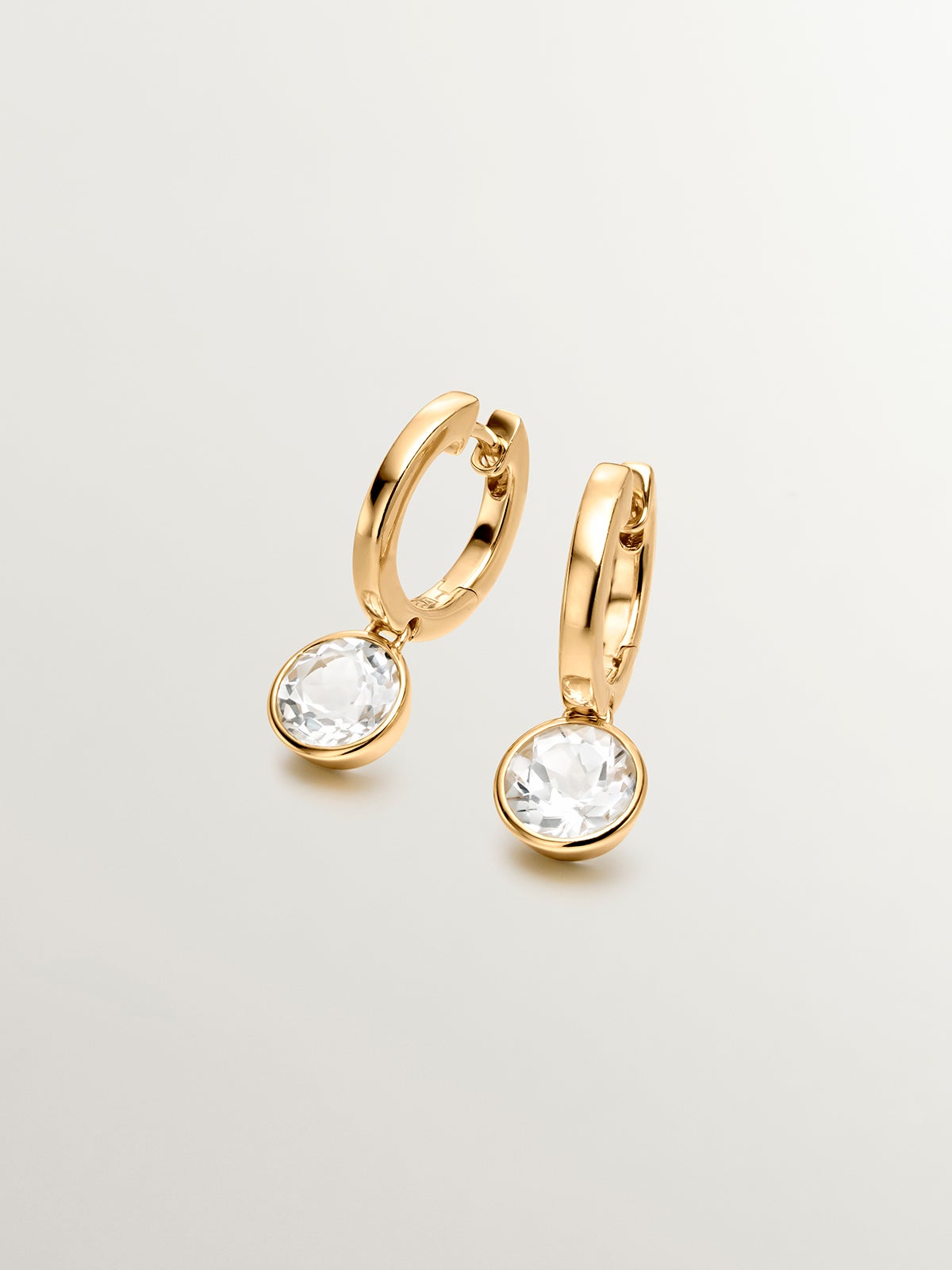 Pendientes de aro de plata 925 bañada en oro amarillo de 18K con topacios blancos