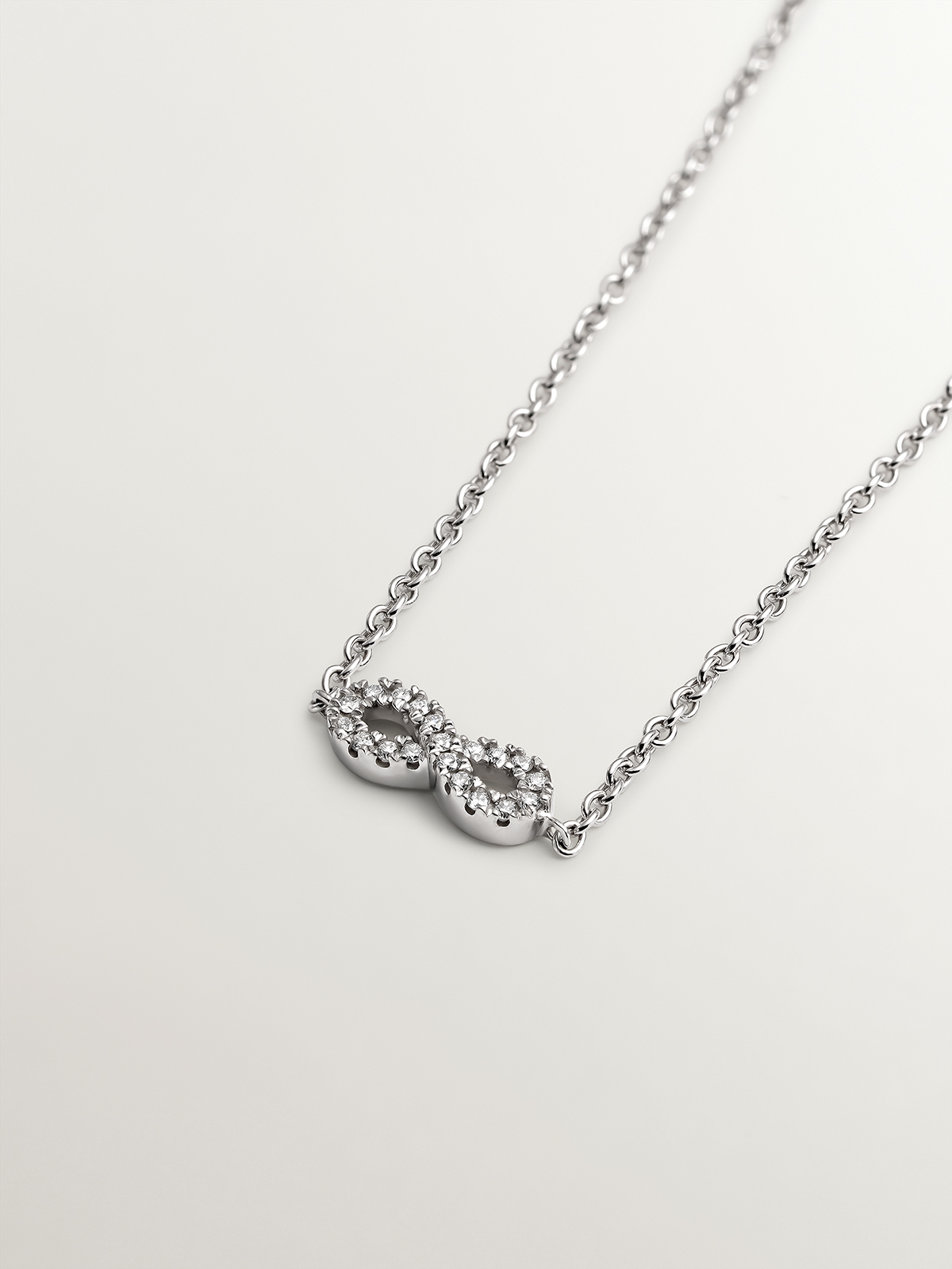 Bracelet en or blanc 18 carats avec infini et diamants