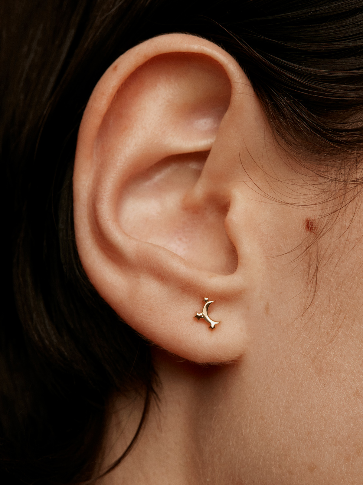 Single 925 silver earring bathed in 18K yellow gold with moon and stars.