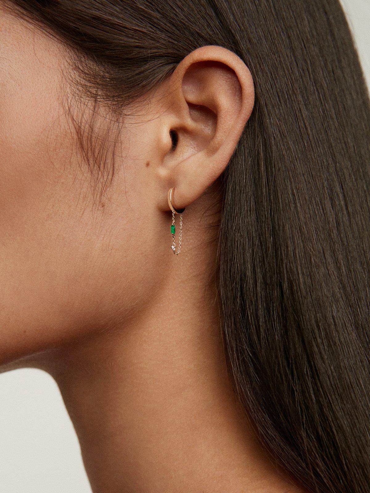 Single 9K yellow gold hoop earring with chain, emerald and diamond.
