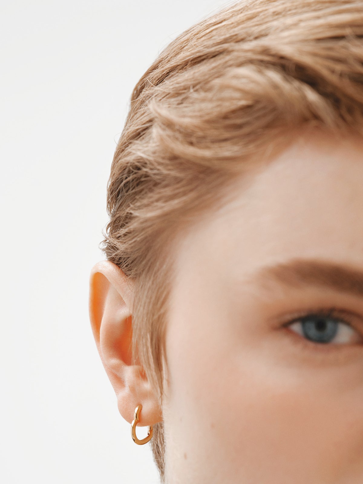 925 Silver hoop earrings gold-plated in 18K yellow gold in the shape of a heart.