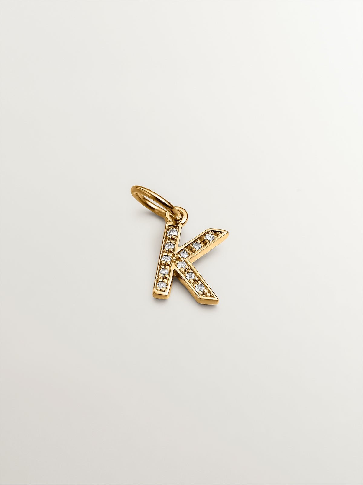Charm de plata 925 bañada en oro amarillo de 18K y topacios blancos inicial K