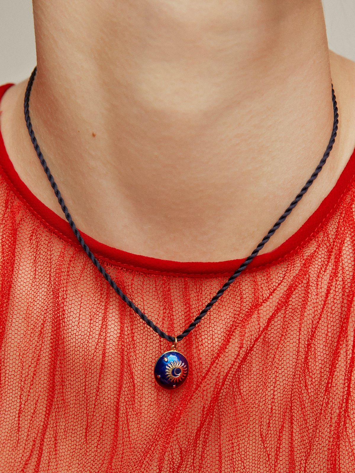 Collar de plata bañada en oro con esmalte azul y motivo de sol y estrellas