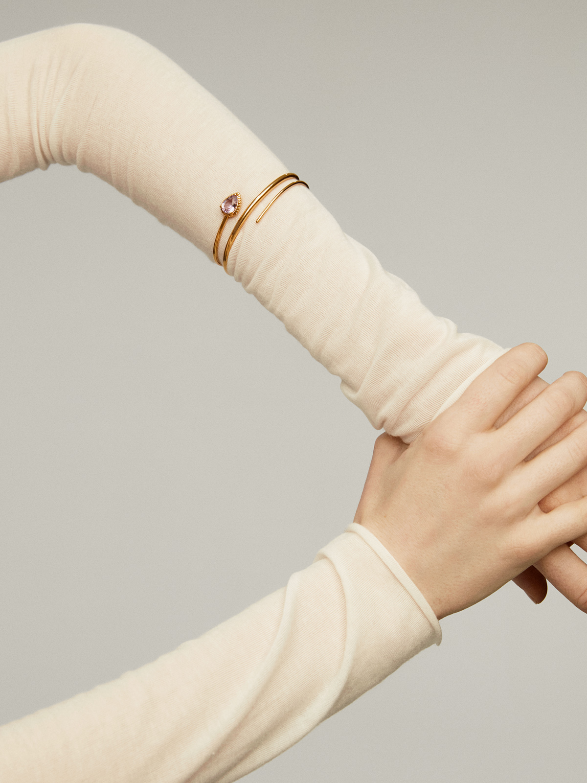 Pulsera rígida de plata 925 bañada en oro amarillo de 18K con amatista rosa