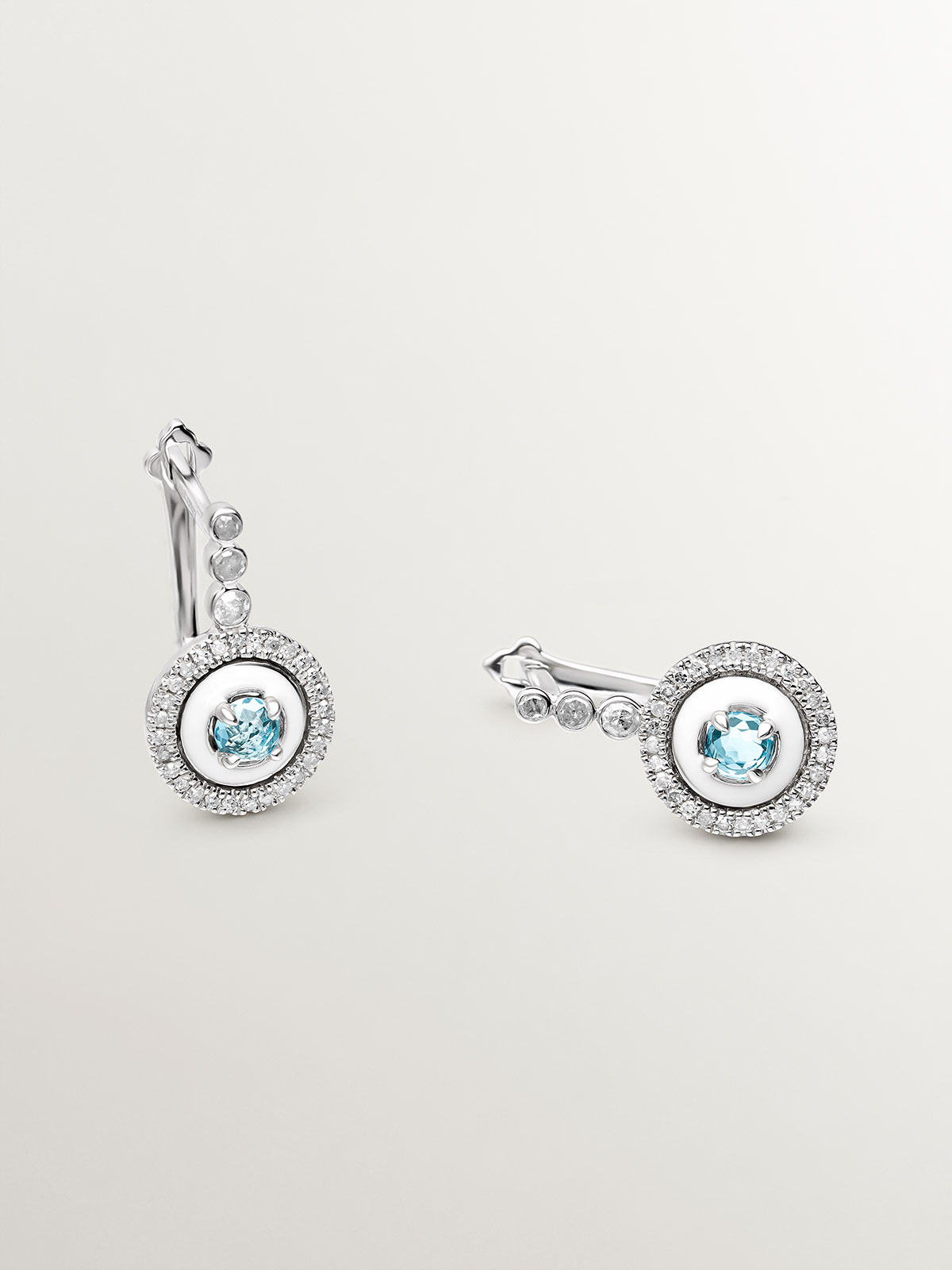 Pendientes de plata 925 con topacios azul swiss, diamantes blancos y esmalte blanco