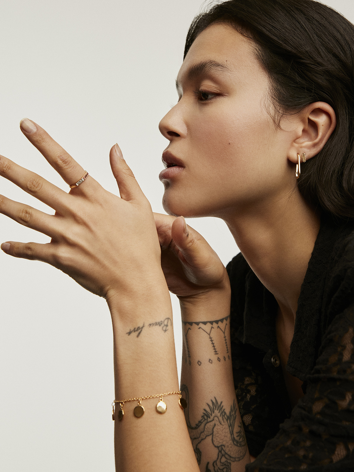 aeropuerto Humedal Empleado Anillo de colores de plata bañada en oro de 18kt con número uno | Aristocrazy aeropuerto Humedal Empleado Anillo de colores de plata bañada en oro de 18kt con número uno | Aristocrazy